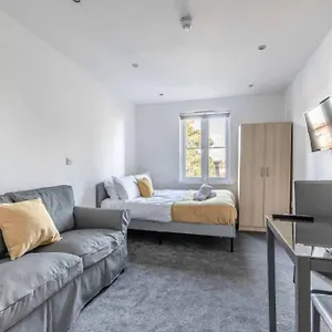 modern-studio-on-egham-high-street.brighton-hotels-england.com/